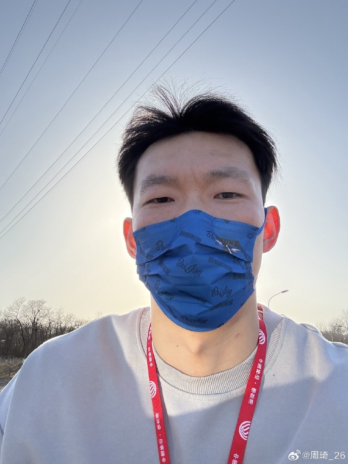 悠閑！周琦騎京牌電動車出行：太陽出來了 開京牌兜兜風！