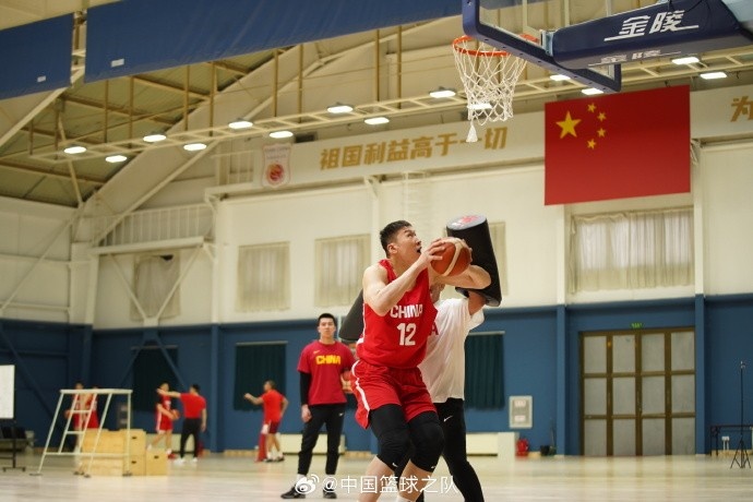 中國籃球之隊(duì)官博：大塊頭 大能量 祝李炎哲25歲生日快樂！