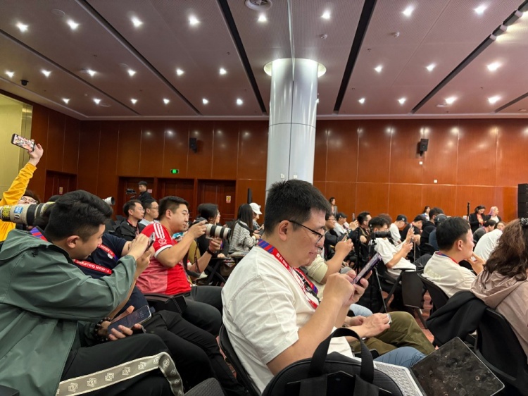 萬眾矚目！記者擠滿國足賽前新聞發(fā)布廳，賽場記者預(yù)計超300人
