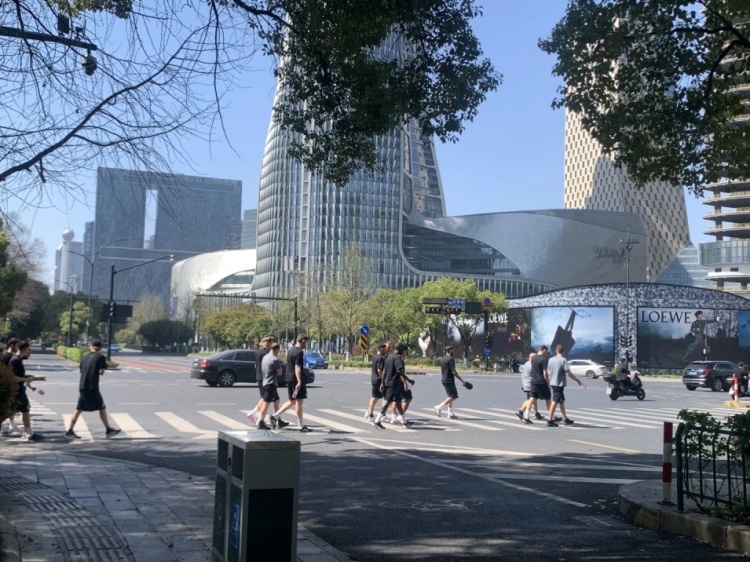 心態(tài)放松，有網(wǎng)友拍到澳大利亞隊早上在萬象城citywalk