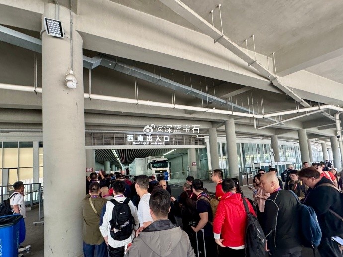盛況空前！記者曬照：距離中澳之戰(zhàn)還有三小時(shí)，現(xiàn)場(chǎng)記者已超百名