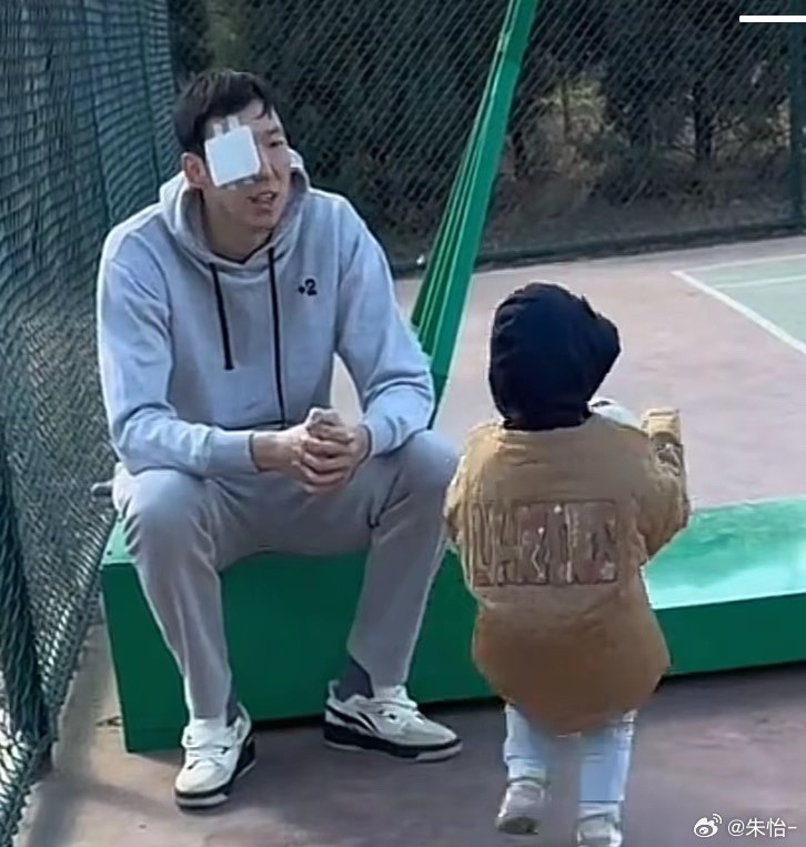 顧家好男人！記者曬出周琦手術(shù)后回歸家庭帶娃照片